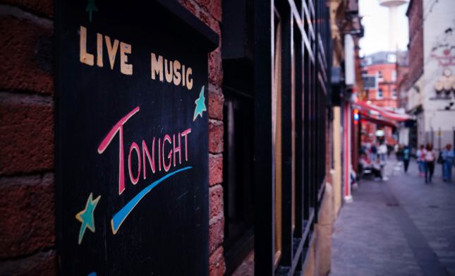 Live music sign in Liverpool’s Cavern Quarter