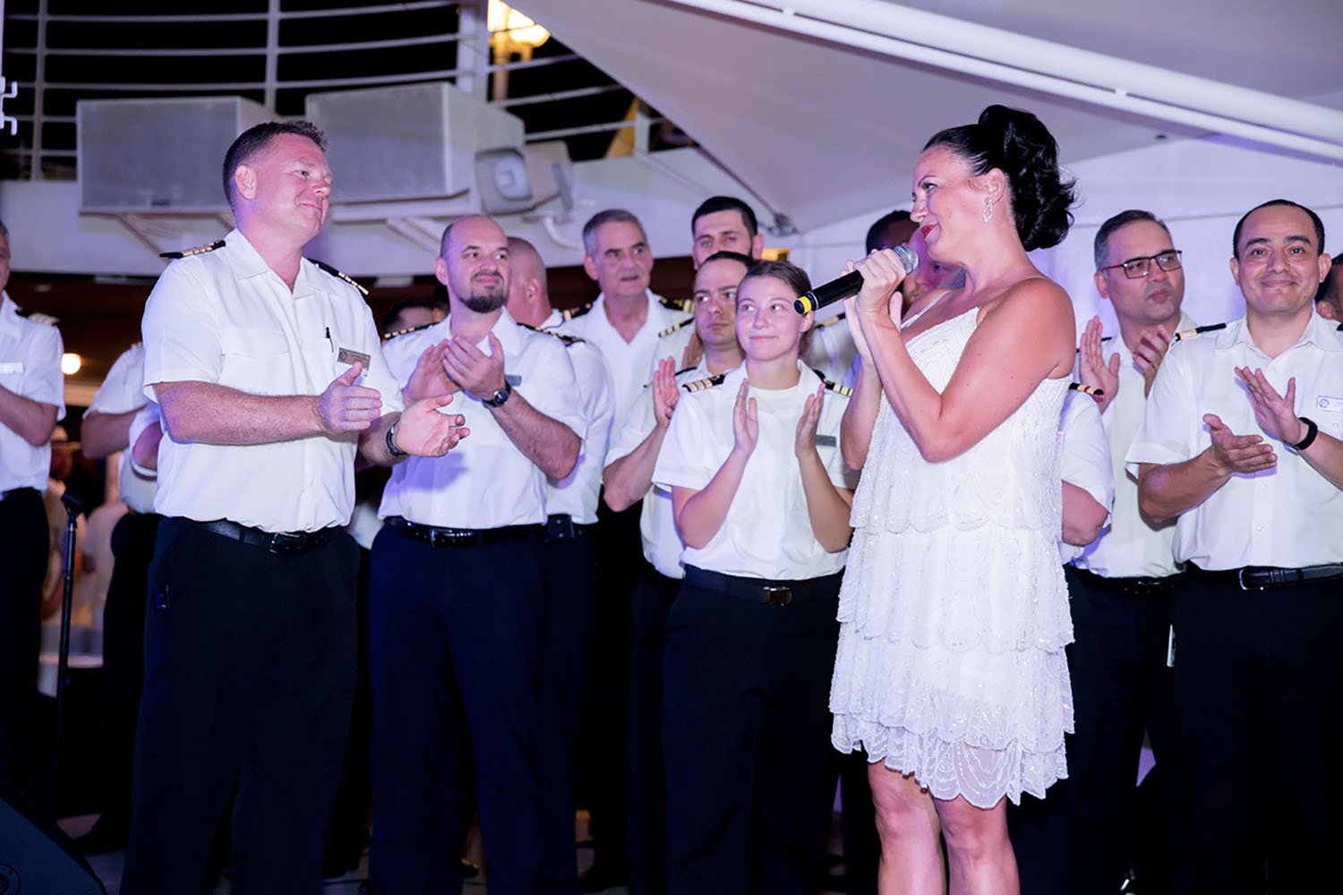 Amanda sings a farewell song to Captain Carl.