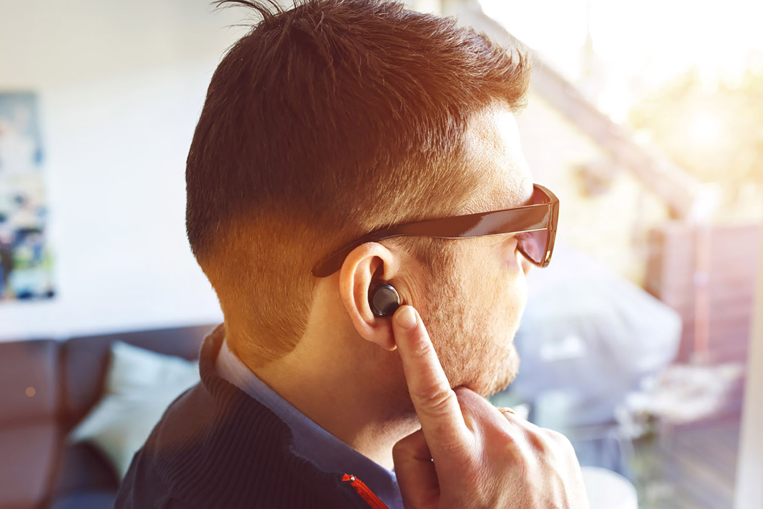 A man uses his wireless earbuds