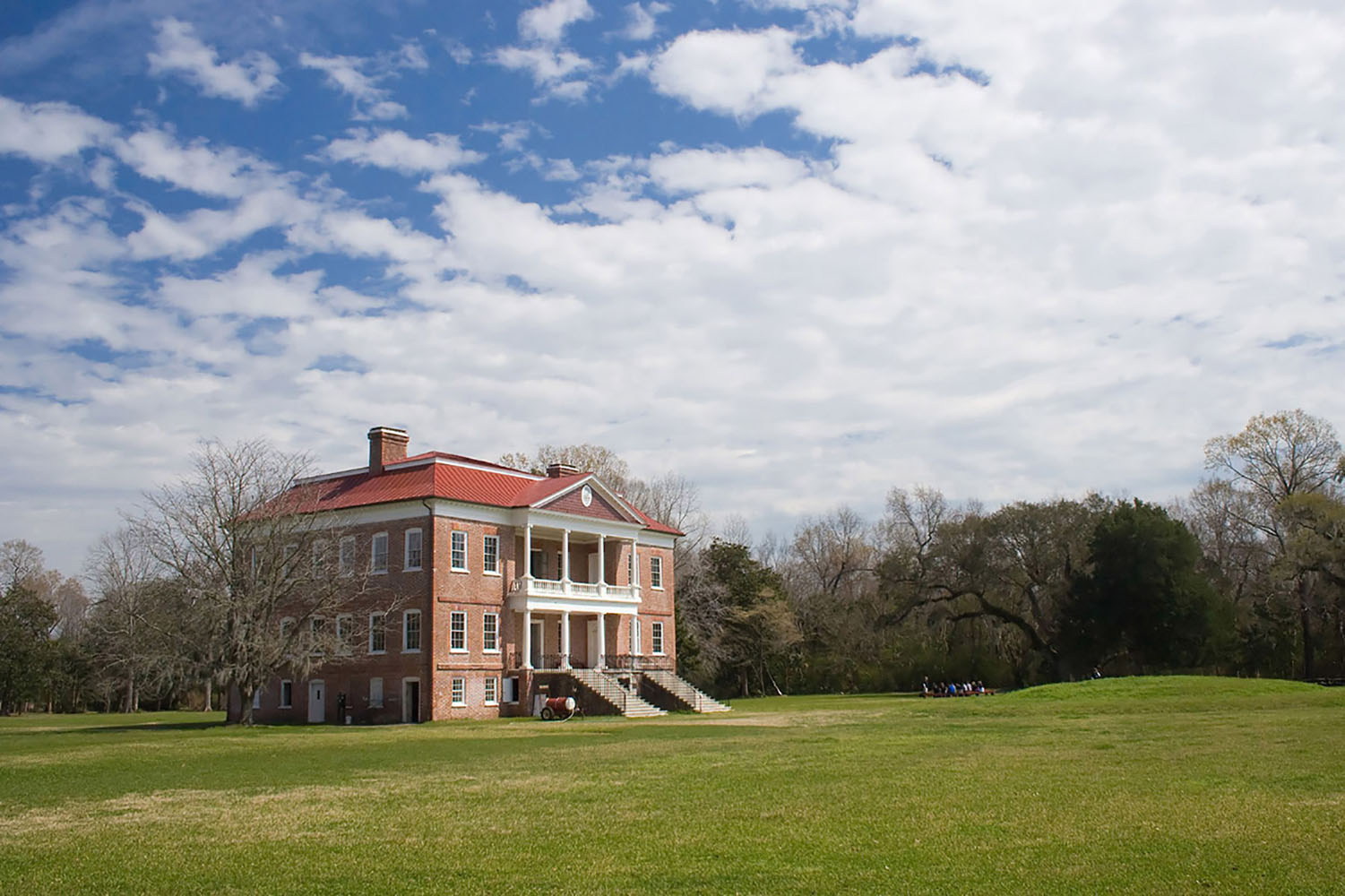 Drayton Hall on a sunny day outside Charleston, South Carolina
