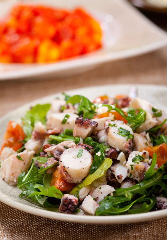Octopus salad with arugula and garlic