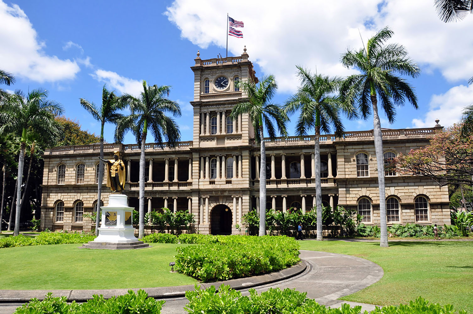 Iolani Palace in Honolulu on a sunny day