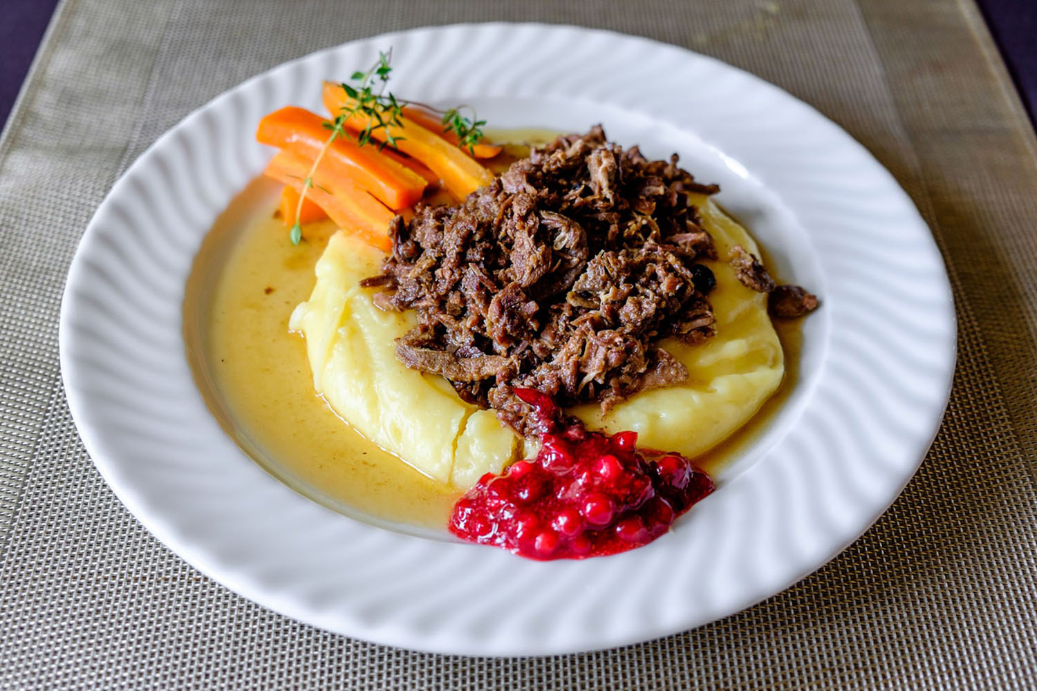 Reindeer meat with mashed potatoes, black pepper and wild berries