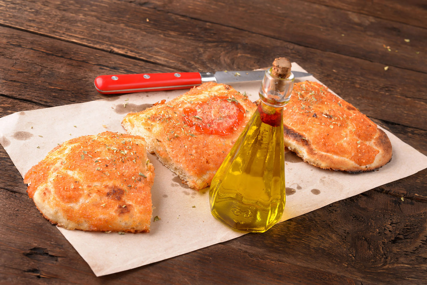 Sfincione seasoned with olive oil and tomatoes