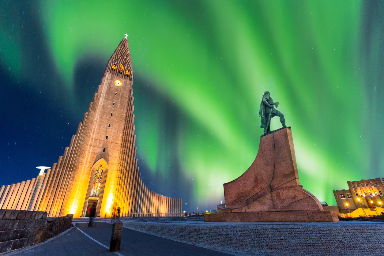 Aurora borealis above hallgrimskirkja church in central of reykjavik city in Iceland