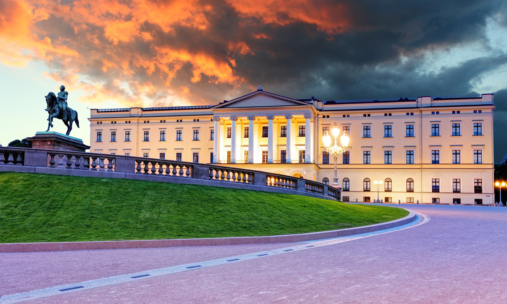 Oslo's beautiful Royal Palace.