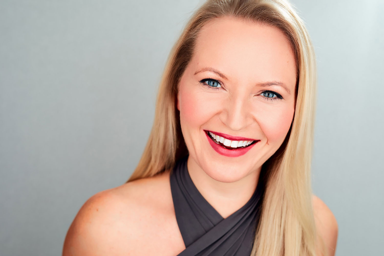 Tanya Roberts headshot